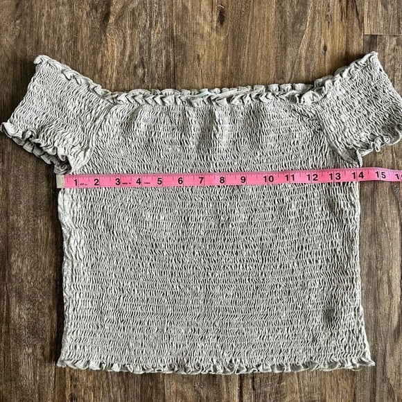 Urban Outfitters Kimchi Blue Large Grey off the Shoulder Smocked Crop Top - Picture 4 of 9